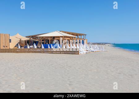 Un bar e ristorante sulla spiaggia sul mediterraneo a le Barcares, nel sud della Francia Foto Stock