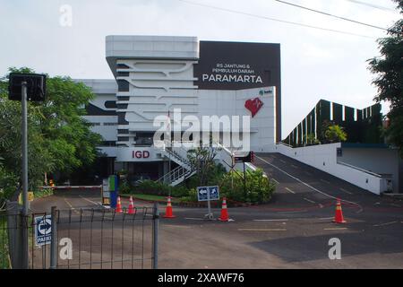 Edificio dell'ospedale del cuore e dei vasi sanguigni chiamato Paramarta nella città di Bandung Foto Stock