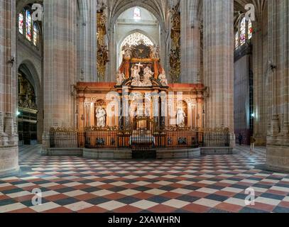 Segovia, Spagna - 7 aprile 2024: Veduta del retrocoro della Cattedrale di Segovia Foto Stock