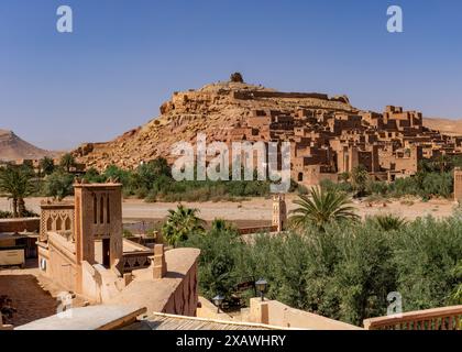 Ait Benhaddou, Marocco - 14 marzo 2024: Veduta del villaggio di terra argillosa di Ait Benhaddou nel sud del Marocco Foto Stock