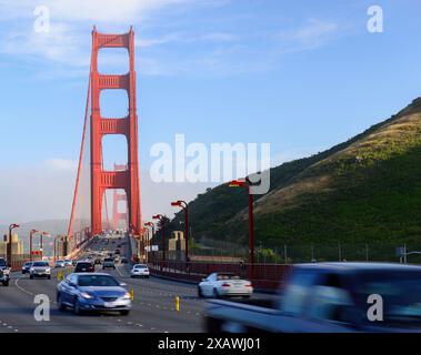 Golden Gate Bridge con traffico di ore di punta, tratto dal lato della contea di Marin. California. Foto Stock