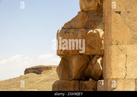 Un antico muro di pietra da un sito storico in Medio Oriente, con il cielo e le colline sullo sfondo Foto Stock