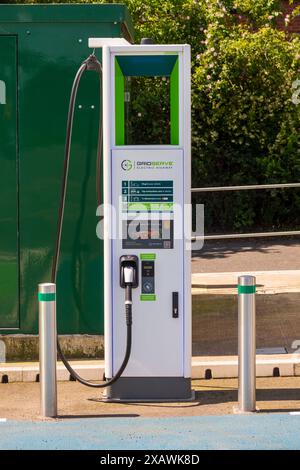 Punto di ricarica per auto elettriche Gridserve presso una stazione di servizio Foto Stock