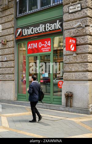 Prima elevazione della Banca Unicredit, Ferenciek Tere, con un passaggio pedonale, Budapest, Ungheria Foto Stock