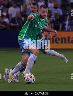 Kansas City, Kansas, Stati Uniti. 8 giugno 2024. L'attaccante dei Seattle Sounders JORDAN MORRIS n. 13 guidò la difesa durante la seconda metà della partita al Children's Mercy Park di Kansas City, Kansas, l'8 giugno 2024. (Credit Image: © Serena S.Y. Hsu/ZUMA Press Wire) SOLO PER USO EDITORIALE! Non per USO commerciale! Foto Stock