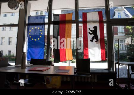 I berlinesi si unirono a milioni di altri europei alle urne del 9 giugno 2024, quando i 27 stati membri dell'Unione europea conclusero la decima elezione diretta al Parlamento europeo. I sondaggi, dal 6 giugno al 9 giugno, determineranno la composizione dell'organo legislativo composto da 720 membri, segnando un leggero aumento rispetto ai 705 seggi precedenti in seguito agli adeguamenti della popolazione. Queste elezioni si svolgono in un momento di notevoli cambiamenti politici e sociali in tutta Europa, con molti occhi sull'affluenza alle urne e sull'equilibrio politico che emergerà da questo esercizio democratico. Seggi elettorali in tutta Berlino Foto Stock