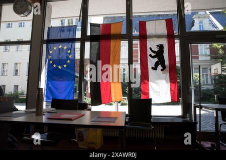 9 giugno 2024, Berlino, Germania: I berlinesi si unirono a milioni di altri europei alle urne del 9 giugno 2024, quando i 27 stati membri dell'Unione europea conclusero la decima elezione diretta al Parlamento europeo. I sondaggi, dal 6 giugno al 9 giugno, determineranno la composizione dell'organo legislativo composto da 720 membri, segnando un leggero aumento rispetto ai 705 seggi precedenti in seguito agli adeguamenti della popolazione. Queste elezioni si svolgono in un momento di notevoli cambiamenti politici e sociali in tutta Europa, con molti occhi sull'affluenza alle urne e sull'equilibrio politico che emergerà da questo esercizio democratico. Foto Stock