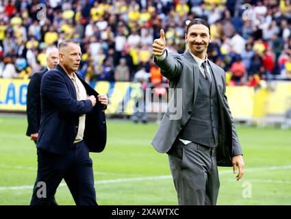 Stoccolma, Svezia. 8 giugno 2024. STOCCOLMA, SVEZIA 20240608l'ex calciatore svedese Zlatan Ibrahimovic viene celebrato dopo la partita amichevole di calcio internazionale di sabato tra Svezia e Serbia alla Friends Arena. Zlatan si è ritirato dal calcio l'anno scorso. Foto: Stefan Jerrevang/TT/codice 60160 credito: TT News Agency/Alamy Live News Foto Stock