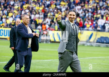 Stoccolma, Svezia. 8 giugno 2024. STOCCOLMA, SVEZIA 20240608l'ex calciatore svedese Zlatan Ibrahimovic viene celebrato dopo la partita amichevole di calcio internazionale di sabato tra Svezia e Serbia alla Friends Arena. Zlatan si è ritirato dal calcio l'anno scorso. Foto: Stefan Jerrevang/TT/codice 60160 credito: TT News Agency/Alamy Live News Foto Stock