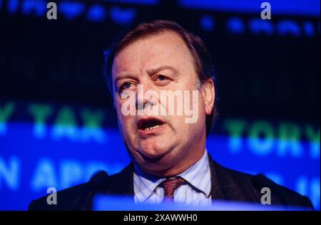 Ken Clarke si rivolge ai media in una conferenza stampa del Partito Conservatore durante la campagna elettorale generale del 1997. Conservative Central Office, Londra, Regno Unito. 4 aprile 1997 Foto Stock