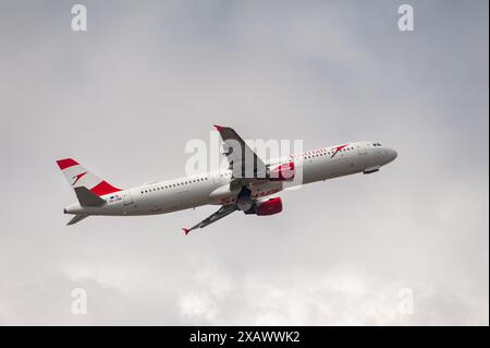 30.08.2022, Berlino, Germania, Europa - l'aeromobile passeggeri Airbus A321-111 dell'Austrian Airlines con registrazione OE-LBB decolla dall'aeroporto di Berlino. Foto Stock