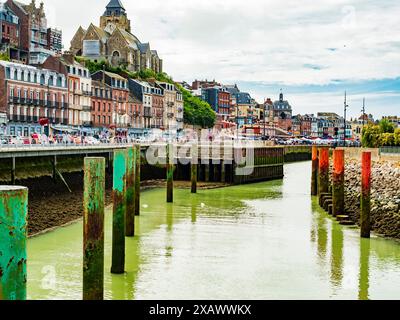 Vista panoramica di le Treport con la bassa marea, un tradizionale villaggio di pescatori con case colorate in Normandia, nel nord della Francia Foto Stock