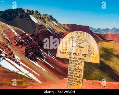 Punto panoramico della valle Rossa (valle rojo) con cartello di legno in primo piano, regione di Cusco, Perù Foto Stock