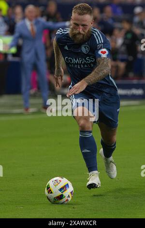 Kansas City, Kansas, Stati Uniti. 8 giugno 2024. L'attaccante sportivo del KC JOHNNY RUSSELL #7 conduce l'attacco durante la seconda metà della partita al Children's Mercy Park di Kansas City, Kansas, l'8 giugno 2024. (Credit Image: © Serena S.Y. Hsu/ZUMA Press Wire) SOLO PER USO EDITORIALE! Non per USO commerciale! Foto Stock