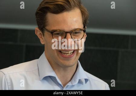 Il presidente dell'Alleanza liberale Alex Vanopslagh ha votato a presso la Scuola sulla Strandboulevard di Copenaghen, Danimarca, domenica 9 giugno 2024, durante le elezioni del Parlamento europeo. I seggi elettorali sono aperti dalle 09:00 alle 20:00. Copenhagen Skolen pa Strandboulevarden Danimarca Copyright: XKristianxTuxenxLadegaardxBergx 2E6A8507 Foto Stock