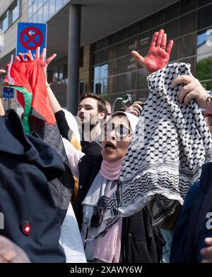 Europawahl 2024 SPD Abschlusskundgebung zur Europawahl 2024 SPD Abschlusskundgebung a Duisburg zur Europawahl. Dimostrazione di Pro-Palaestina Demonstranten mit Plakaten und Fahnen am Rande der Kundgebung. Duisburg Deutschland Nordrhein-Westfalen / NRW *** elezioni europee 2024 SPD rally di chiusura per le elezioni europee 2024 SPD rally di chiusura a Duisburg per le elezioni europee dimostrazione dei manifestanti della Pro Palaestina con cartelli e bandiere ai margini del rally Duisburg Germania Renania settentrionale-Vestfalia NRW Foto Stock