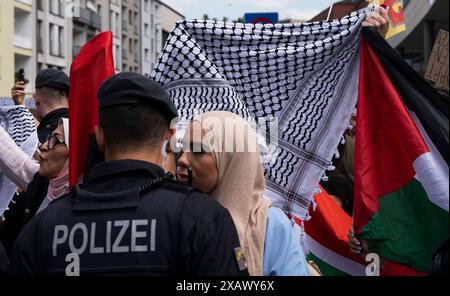 Europawahl 2024 SPD Abschlusskundgebung zur Europawahl 2024 SPD Abschlusskundgebung a Duisburg zur Europawahl. Dimostrazione di Pro-Palaestina Demonstranten mit Plakaten und Fahnen am Rande der Kundgebung. Duisburg Deutschland Nordrhein-Westfalen / NRW *** elezioni europee 2024 SPD rally di chiusura per le elezioni europee 2024 SPD rally di chiusura a Duisburg per le elezioni europee dimostrazione dei manifestanti della Pro Palaestina con cartelli e bandiere ai margini del rally Duisburg Germania Renania settentrionale-Vestfalia NRW Foto Stock