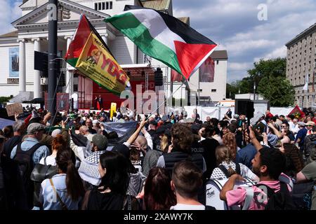 Europawahl 2024 SPD Abschlusskundgebung zur Europawahl 2024 SPD Abschlusskundgebung a Duisburg zur Europawahl. Dimostrazione di Pro-Palaestina Demonstranten mit Plakaten und Fahnen am Rande der Kundgebung. Duisburg Deutschland Nordrhein-Westfalen / NRW *** elezioni europee 2024 SPD rally di chiusura per le elezioni europee 2024 SPD rally di chiusura a Duisburg per le elezioni europee dimostrazione dei manifestanti della Pro Palaestina con cartelli e bandiere ai margini del rally Duisburg Germania Renania settentrionale-Vestfalia NRW Foto Stock