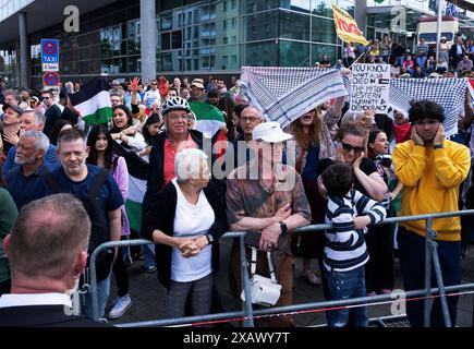 Europawahl 2024 SPD Abschlusskundgebung zur Europawahl 2024 SPD Abschlusskundgebung a Duisburg zur Europawahl. Dimostrazione di Pro-Palaestina Demonstranten mit Plakaten und Fahnen am Rande der Kundgebung. Duisburg Deutschland Nordrhein-Westfalen / NRW *** elezioni europee 2024 SPD rally di chiusura per le elezioni europee 2024 SPD rally di chiusura a Duisburg per le elezioni europee dimostrazione dei manifestanti della Pro Palaestina con cartelli e bandiere ai margini del rally Duisburg Germania Renania settentrionale-Vestfalia NRW Foto Stock