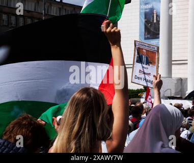 Europawahl 2024 SPD Abschlusskundgebung zur Europawahl 2024 SPD Abschlusskundgebung a Duisburg zur Europawahl. Dimostrazione di Pro-Palaestina Demonstranten mit Plakaten und Fahnen am Rande der Kundgebung. Duisburg Deutschland Nordrhein-Westfalen / NRW *** elezioni europee 2024 SPD rally di chiusura per le elezioni europee 2024 SPD rally di chiusura a Duisburg per le elezioni europee dimostrazione dei manifestanti della Pro Palaestina con cartelli e bandiere ai margini del rally Duisburg Germania Renania settentrionale-Vestfalia NRW Foto Stock