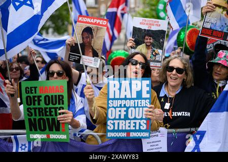 LONDRA, Regno Unito, 07 giugno 2024: Mentre i manifestanti filo-palestinesi marciano attraverso il centro di Londra per manifestare contro gli attacchi in corso a Gaza, sono accolti con una forte controdimostrazione che chiede il rilascio degli ostaggi israeliani detenuti da Hamas. L’invasione terrestre di Israele aveva ucciso quasi 35.000 persone, la maggior parte delle quali sono donne e bambini. I manifestanti chiedono un cessate il fuoco al conflitto in corso. Foto Stock