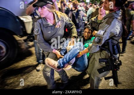 Tel Aviv, Israele. 8 giugno 2024. Gli agenti di polizia di frontiera israeliani trasportano e detengono un manifestante durante una manifestazione a Tel Aviv, sabato, 8 giugno 2024.migliaia di manifestanti si sono riuniti in decine di luoghi in tutta Israele sabato sera chiedendo un accordo con gli ostaggi e nuove elezioni poche ore dopo la notizia del salvataggio dei quattro ostaggi C Noa Argamani, Almog Meir Jan, Andrey Kozlov e Shlomi Ziv C. Crediti: Eyal Warshavsky/Alamy Live News Foto Stock