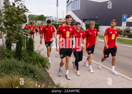 BRATISLAVA, Slovacchia. 9 giugno 2024. Joe Low, fin Stevens del Galles, Jordan James del Galles e Matt Baker del Galles durante una passeggiata tra le squadre prima dell'amichevole internazionale tra Slovacchia e Cymru allo Stadio di Anton Malatinský, Slovacchia, il 9 giugno. (PIC by John Smith/FAW) credito: Football Association of Wales/Alamy Live News Credit: Football Association of Wales/Alamy Live News Foto Stock