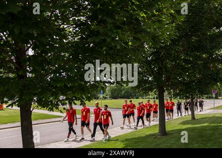 BRATISLAVA, Slovacchia. 9 giugno 2024. Squadra gallese durante una passeggiata della squadra prima dell'amichevole internazionale tra Slovacchia e Cymru allo Stadio di Anton Malatinský, Slovacchia, il 9 giugno. (PIC by John Smith/FAW) credito: Football Association of Wales/Alamy Live News Credit: Football Association of Wales/Alamy Live News Foto Stock