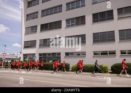 BRATISLAVA, Slovacchia. 9 giugno 2024. Squadra gallese durante una passeggiata della squadra prima dell'amichevole internazionale tra Slovacchia e Cymru allo Stadio di Anton Malatinský, Slovacchia, il 9 giugno. (PIC by John Smith/FAW) credito: Football Association of Wales/Alamy Live News Credit: Football Association of Wales/Alamy Live News Foto Stock