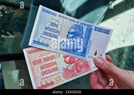 Stoccolma, Svezia - 15 maggio 2024: Banconote da cento milioni di dollari e dieci milioni di dollari dello Zimbabwe. Foto Stock