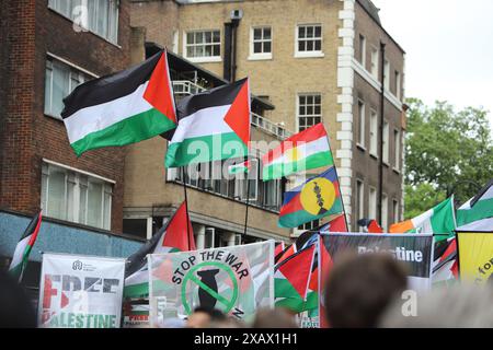 I sostenitori pro-palestinesi marciano attraverso il centro di Londra chiedendo a Israele di fermare i suoi attacchi. La protesta è stata organizzata dalla Palestine Solidarity Campaign UK. Foto Stock