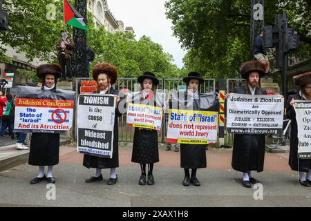 Gli ebrei anti-sionisti hanno dei segni contro lo stato di Israele durante la marcia pro-palestinese nel centro di Londra la protesta è stata organizzata dalla campagna di solidarietà della Palestina nel Regno Unito. Foto Stock