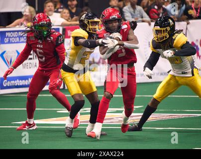 Jacksonville, Florida, Stati Uniti. 8 giugno 2024. Indoor Football League, Jacksonville Sharks vs Tulsa Oilers. I giocatori degli Oilers Keytron Allen (22) e Michael Witherspoon (48) tentano di far cadere il ritorno di kickoff degli Sharks Tyler King (3). Foto: Tim Davis/Alamy Live News Foto Stock