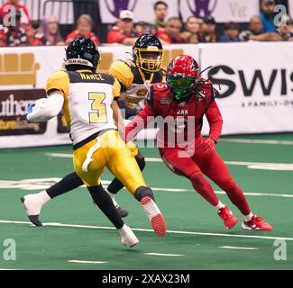 Jacksonville, Florida, Stati Uniti. 8 giugno 2024. Indoor Football League, Jacksonville Sharks vs Tulsa Oilers. Jonathan Nance (3), il WR degli Oilers, cerca di aggirare Sharks DB Jabari Gorman (5) su una presa e una fuga. Foto: Tim Davis/Alamy Live News Foto Stock