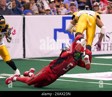 Jacksonville, Florida, Stati Uniti. 8 giugno 2024. Indoor Football League, Jacksonville Sharks vs Tulsa Oilers. Jonathan Nance (3), il WR degli Oilers, viene sconvolto dopo una cattura di Sharks DB Jabari Gorman (5). Foto: Tim Davis/Alamy Live News Foto Stock