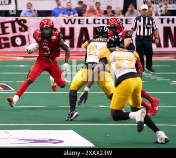 Jacksonville, Florida, Stati Uniti. 8 giugno 2024. Indoor Football League, Jacksonville Sharks vs Tulsa Oilers. Il RB degli squali Tyler King (3) sta calcolando la sua prossima mossa contro i futuri placcatori degli Oilers tre Harvey (24) e Kaytron Allen (22). Foto: Tim Davis/Alamy Live News Foto Stock