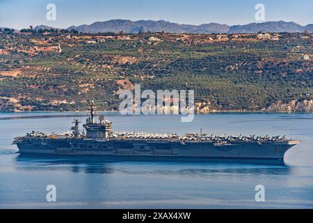 USS Dwight D Eisenhower, portaerei nucleare a Souda Bay il 2 maggio 2024, penisola di Akrotiri in lontananza, Creta occidentale, Grecia Foto Stock