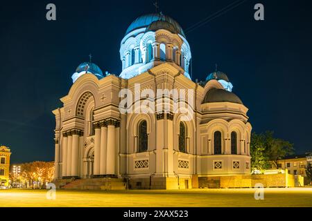 Kaunas, Lituania, 28 settembre 2023, Chiesa di san michele edificio arcangelo, centro di kaunas di notte con cielo stellato illuminato in magia Foto Stock