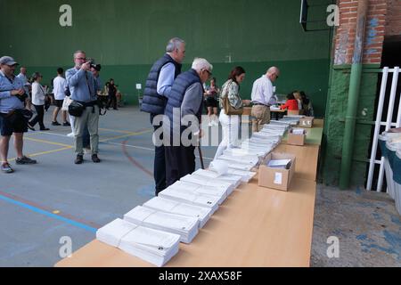 Madrid, Spagna. 9 giugno 2024. Persone che votano in un seggio elettorale durante il voto alle elezioni europee 9J al Ramiro de Maetzu di Madrid, 9 giugno 2024 Spagna Credit: SIPA USA/Alamy Live News Foto Stock