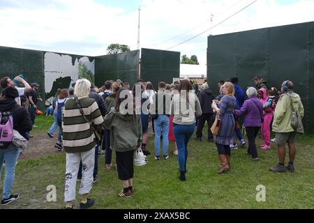 Le persone arrivano al Lambeth Country Show dopo che quattro persone sono state portate in ospedale dopo un giro funebre non funzionante al Lambeth Country Show al Brockwell Park nel sud di Londra intorno alle 18:20 di sabato. Data foto: Domenica 9 giugno 2024. Foto Stock