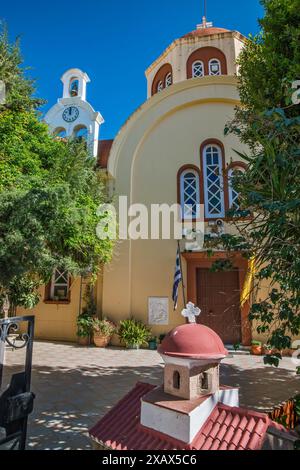 Chiesa di Agios Antonios (Sant'Antonio), piccolo santuario di fronte, nel villaggio di Prinias, altopiano di Prinias, Psiloritis Geopark, Creta centrale, Grecia Foto Stock