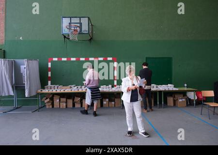 Madrid, Spagna. 9 giugno 2024. Persone che votano in un seggio elettorale durante il voto alle elezioni europee 9J al Ramiro de Maetzu di Madrid, 9 giugno 2024 Spagna Credit: SIPA USA/Alamy Live News Foto Stock