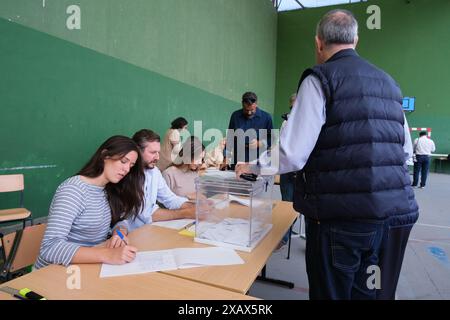 Madrid, Spagna. 9 giugno 2024. Persone che votano in un seggio elettorale durante il voto alle elezioni europee 9J al Ramiro de Maetzu di Madrid, 9 giugno 2024 Spagna Credit: SIPA USA/Alamy Live News Foto Stock