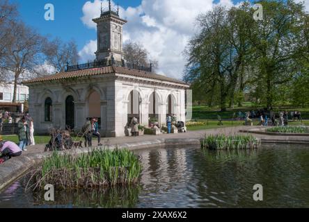 Pumphouse e Italian Garden a Hyde Park, vicino a Lancaster Gate, Londra, Inghilterra Foto Stock