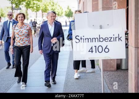 Potsdam, Germania. 9 giugno 2024. Il cancelliere federale Olaf Scholz (M, SPD) arriva al suo seggio elettorale con sua moglie Britta Ernst (l) per esprimere il suo voto alle elezioni europee. Crediti: Kay Nietfeld/dpa-Pool/dpa/Alamy Live News Foto Stock