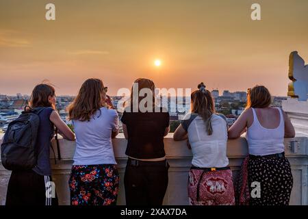 Persone sulla cima del Wat Saket al tramonto, montagna dorata, Tempio di Srakesa, Bangkok, Thailandia Foto Stock