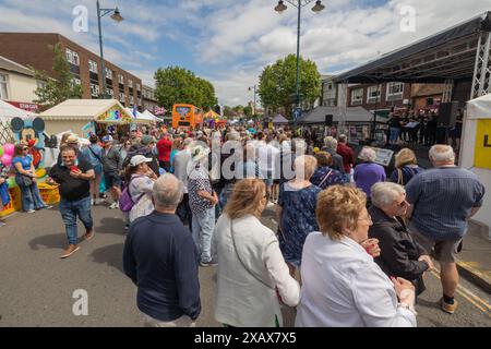 Rayleigh, Regno Unito. 9 giugno 2024. Centinaia di persone apprezzano la Trinity Fair sulla High Street e sulle strade circostanti. L'High Street è chiusa al traffico con una varietà di bancarelle, musica dal vivo sul palco, balli, auto d'epoca e altri divertimenti. Penelope Barritt/Alamy Live News Foto Stock