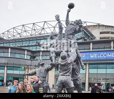 I tifosi si riuniscono a Twickenham, in Inghilterra, per la partita inglese di rugby a 15 tra Northampton Saints e Bath per il titolo di premiership, il 5 giugno 2024. Foto Stock