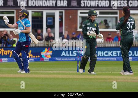 Derby, 23 maggio 2024. Il capitano delle donne inglesi Heather Knight ha lasciato il campo dopo essere stato catturato dal guardiano pakistano Najiha Alvi ha battuto Aliya Riaz durante la loro partita internazionale del Metro Bank One Day a County Ground, Derby. Credito: Colin Edwards Foto Stock