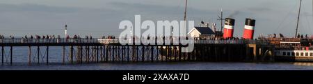 Penarth, Galles, 8 giugno 2024: Una foto panoramica di PS Waverley al Penarth Pier, l'ultimo piroscafo a pale in navigazione al mondo Foto Stock